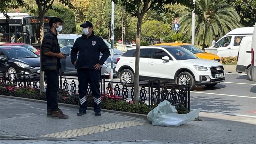 Belediye binas nne beze sarl l kpek brakarak BB'yi protesto etti