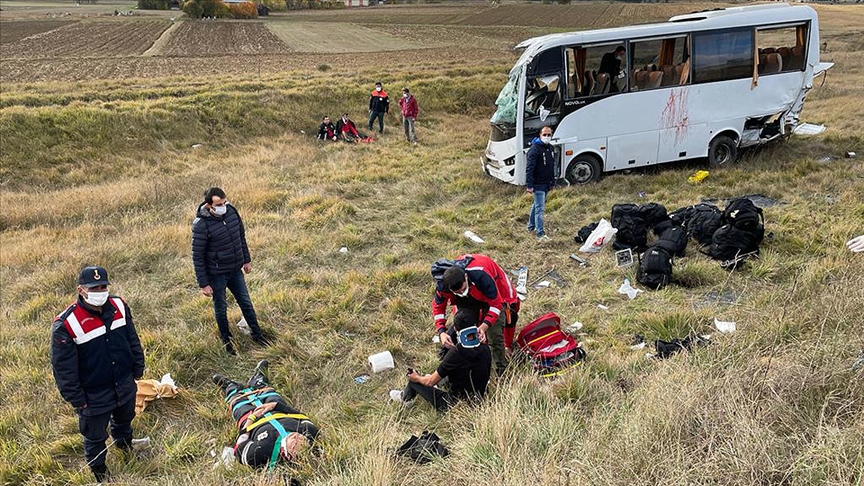 Kastamonu'da polis servisinin devrilmesi sonucu 12 polis yaraland