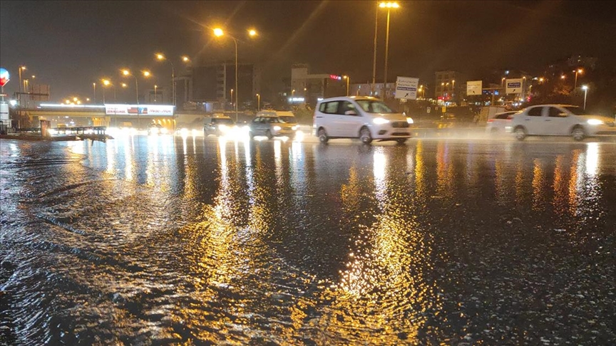 stanbul'da kuvvetli saanak etkili oluyor