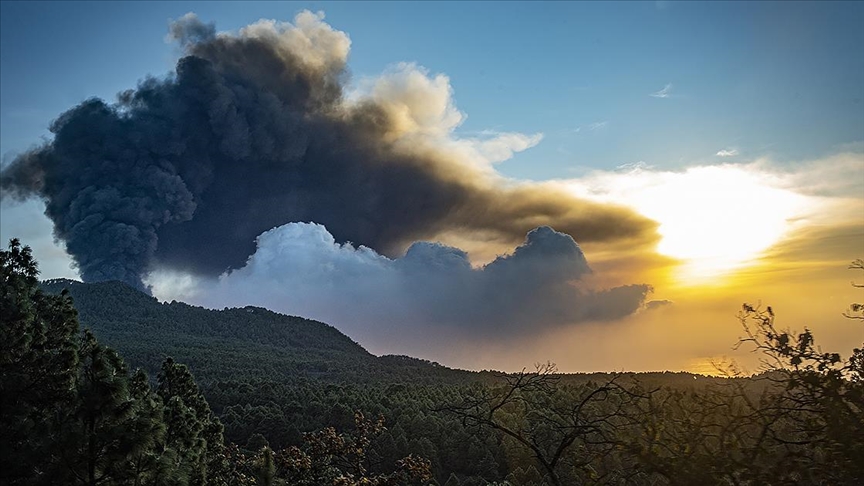 Cumbre Vieja Yanarda'nn lavlar La Palma Adas'nda 800 kiiyi daha evlerinden etti