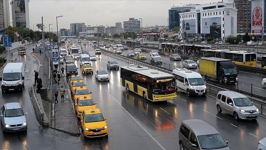 stanbul'da etkili olan saanak nedeniyle trafikte younluk olutu