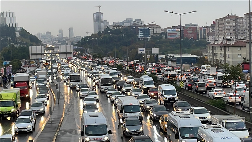 stanbul'da trafik younluu yaanyor