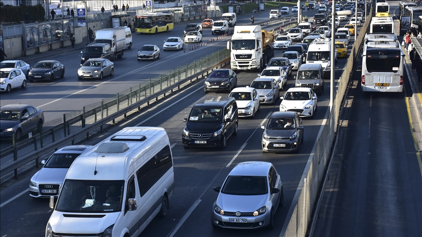  stanbul'un baz kesimlerinde trafik younluu yaanyor