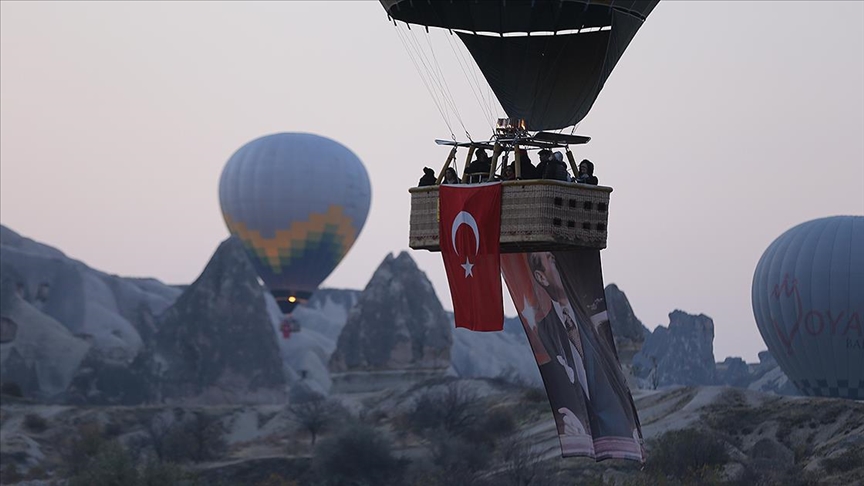 Kapadokya'da balonlar Trk bayraklar ve Atatrk posteri ile utu