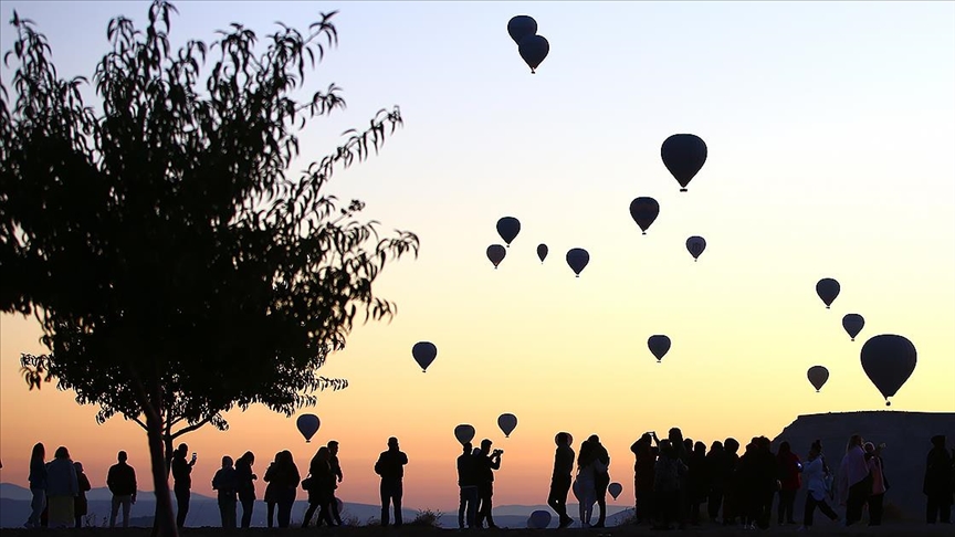 Kapadokya'da balonlar izlemek isteyen turistler tepelere akn ediyor