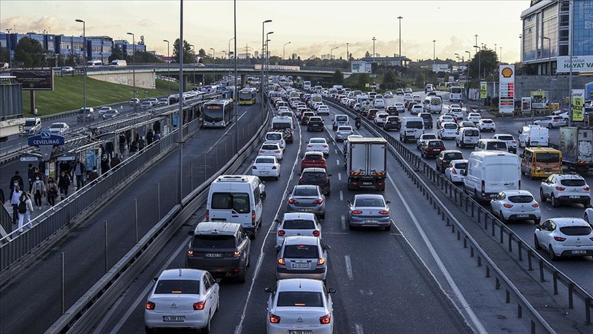 stanbul'da haftann ilk i gn youn trafikle balad