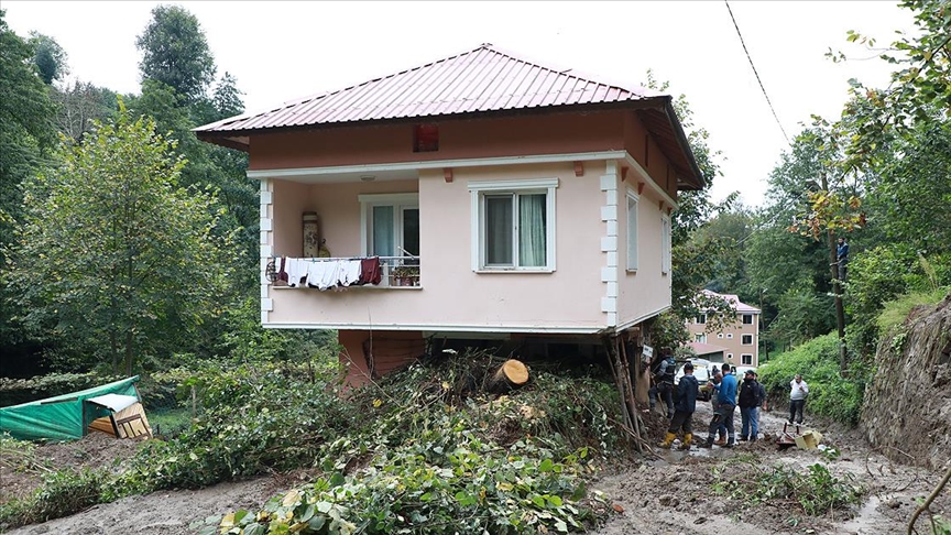 Rizede iddetli ya hasara neden oldu