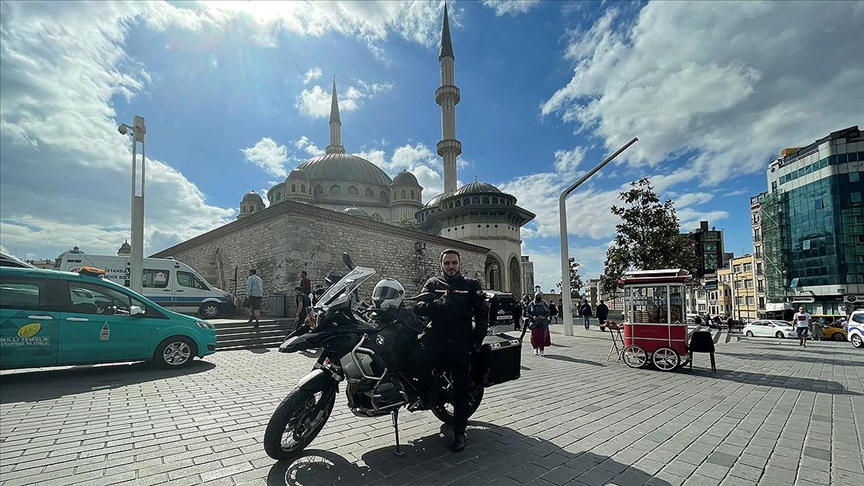 Taksim Camisi'nin imam motosikletiyle ilgi oda oluyor