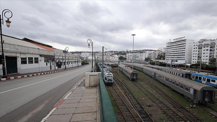 Cezayir'in bakentindeki metro, Fransz ortak olmadan hizmet vermeye balad