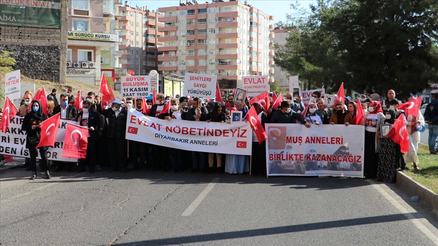 Evlat nbetinde 800 gn geride brakan Diyarbakr anneleri PKK'ya tepki yry dzenledi