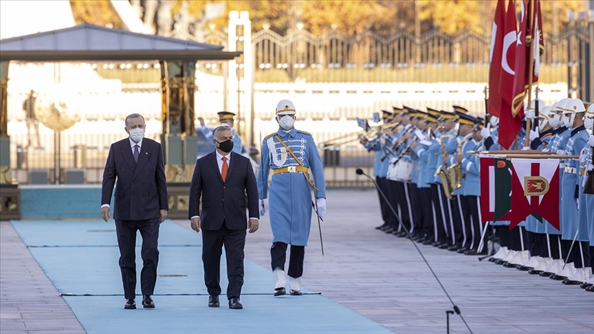 Cumhurbakan Erdoan, Macaristan Babakan Orban' resmi trenle karlad