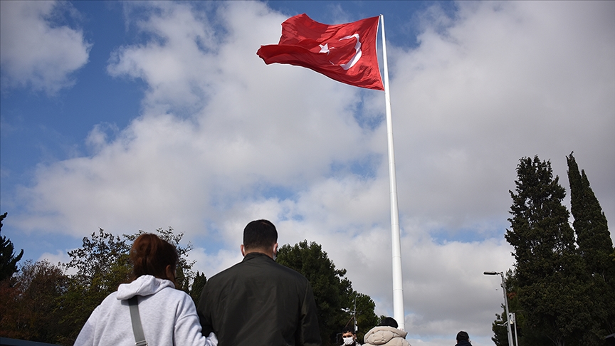 Trkiye'nin en uzun bayrak direklerine Trk bayra ekildi