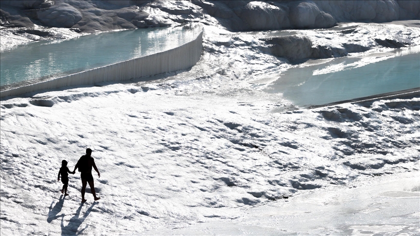 Pamukkale sonbaharda da turistleri cezbediyor