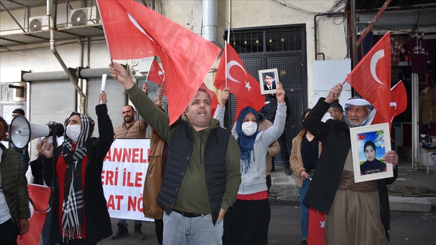 Hakkari de ocuklar daa karlan aileler HDP nnde eylem yapt