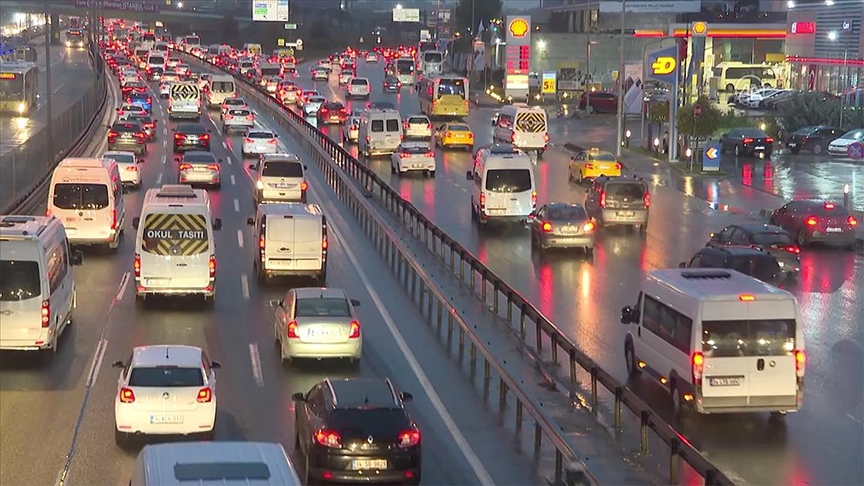 stanbul'da haftann ilk i gnnde trafik younluu yaanyor