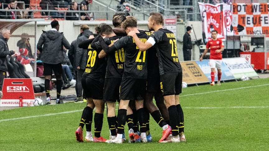 Borussia Dortmund, Stuttgart engelini iki golle geti