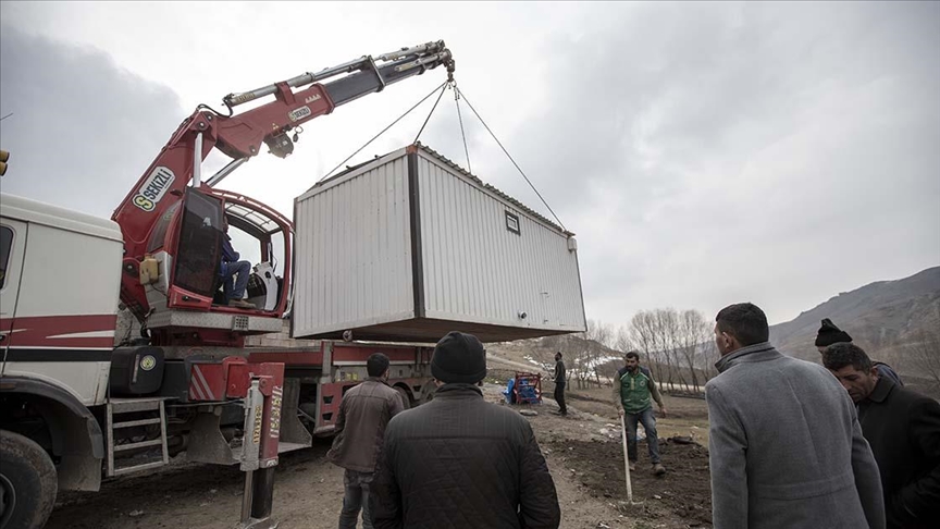 Erzurum'daki depremde evleri hasar grenlere konteyner ulatrld