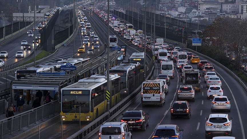 stanbul da ara tatilin ardndan ilk i gnnde trafik younluu yaanyor