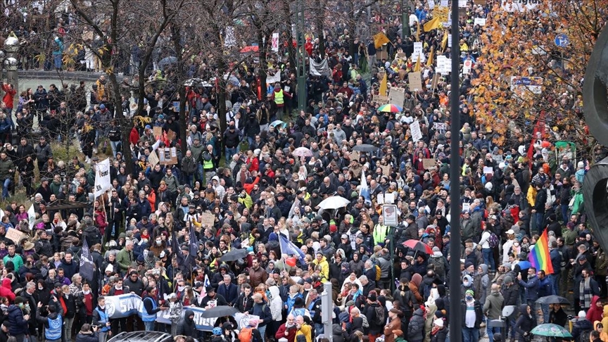 Brksel de yaklak 35 bin kii sklatrlan Kovid 19 tedbirlerini protesto etti