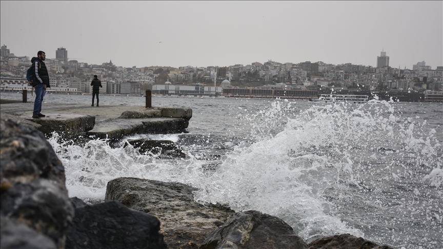 stanbul da etkili olan tam frtna nedeniyle 4 kii hayatn kaybetti 19 kii yaraland