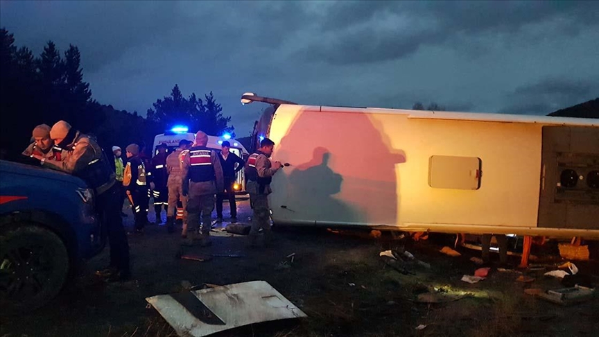 Erzincan da devrilen yolcu otobsndeki 22 kii yaraland