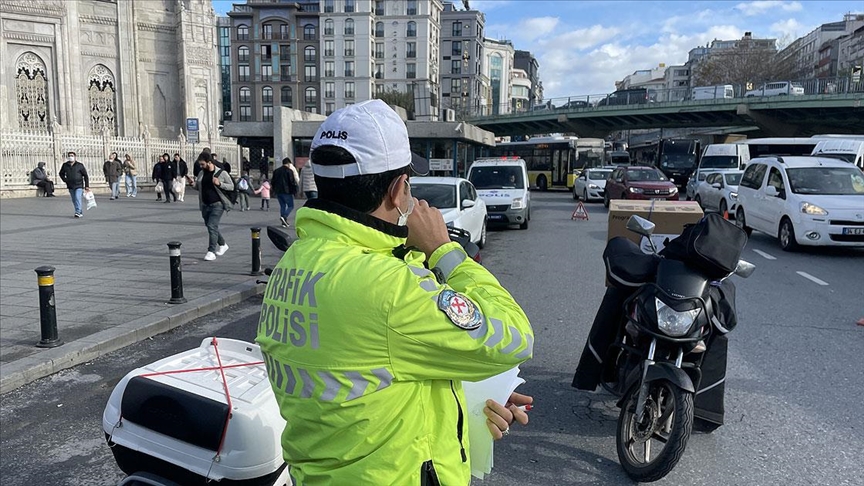 stanbul da motokuryeler motosiklet ve scooterlara ynelik denetim yapld