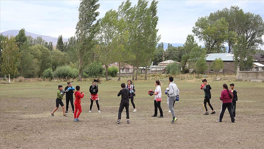 Milli sporcu Branur, Kars'ta kendisi gibi ampiyonlar yetitiriyor