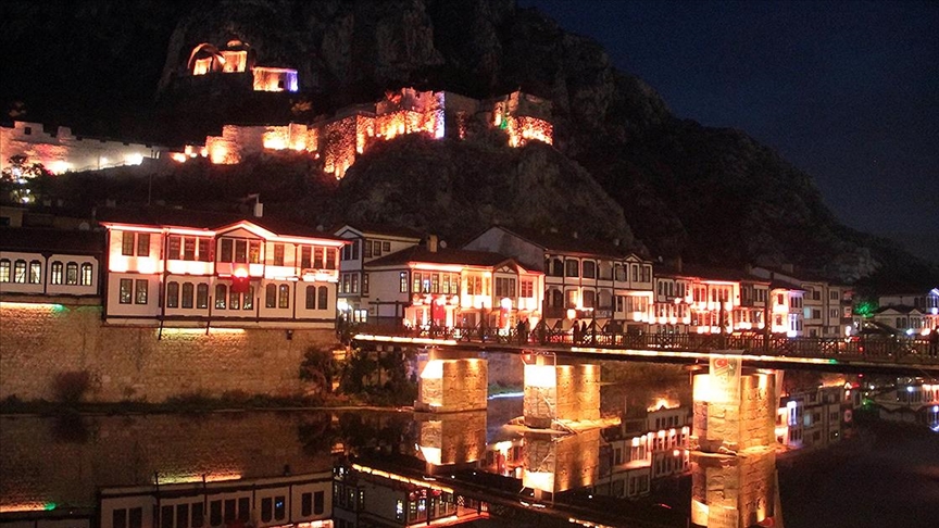 Amasya'da Yalboyu Evleri ve Kral Kaya Mezarlar turuncu renk ile aydnlatld