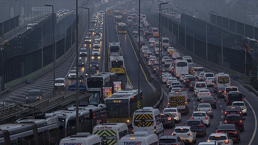 stanbul trafiinde sis younluu