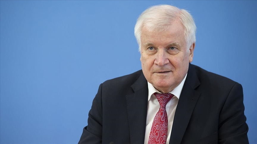 Almanya ileri Bakan Seehofer'den ABye 'Polonyaya yardm edin' ars