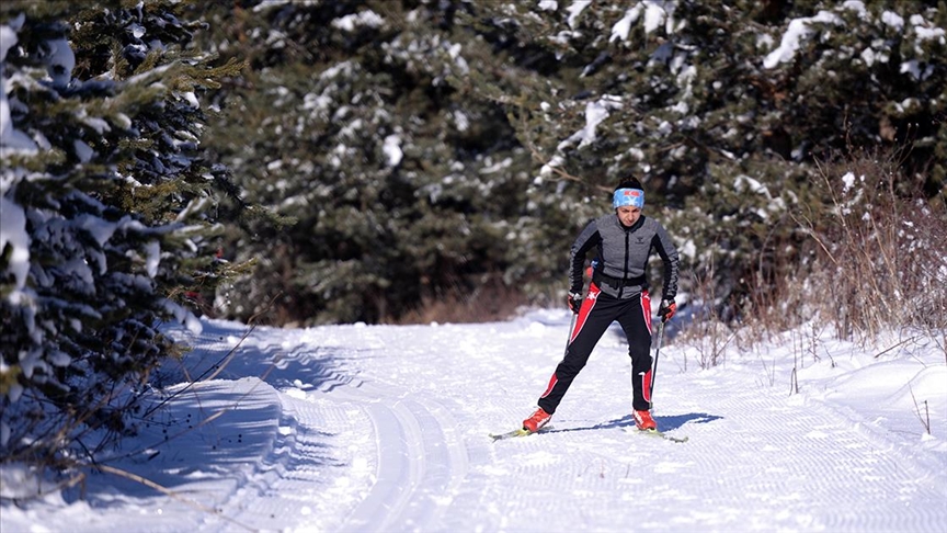 Kayakl Koucular Kar Yann Ardndan Asfalttan Piste kt