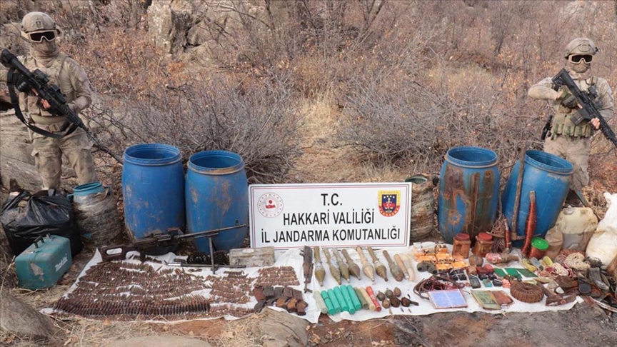 Hakkari de iki maarada silah  patlayc ve mhimmat ele geirildi