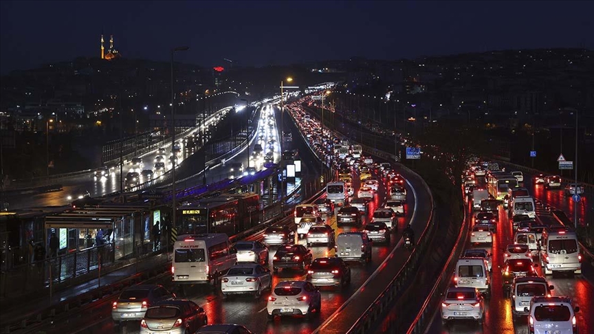 stanbul da Haftann lk  Gn Trafik Younluu Yaanyor