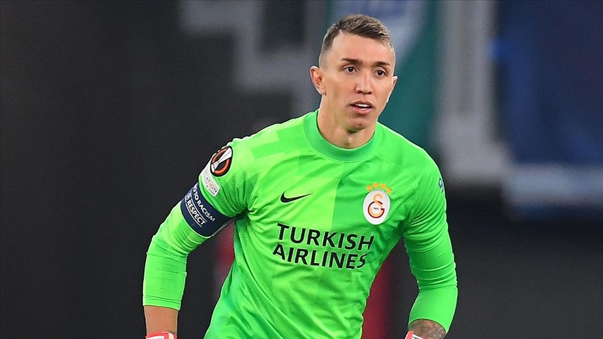 Muslera'nn Yan Banda Yrtk, n apraz Banda Esneme Tespit Edildi