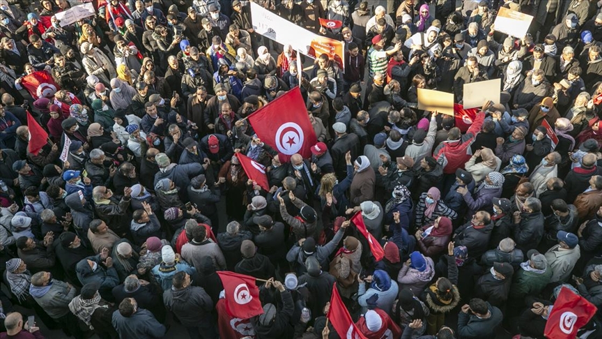 Tunus'ta devrimin yl dnmnde Cumhurbakan Said yanllar ve kartlar sokakta