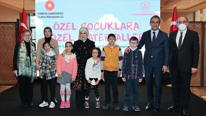 Emine Erdoan, zel rencilere eitim materyali tayan trlar uurlad