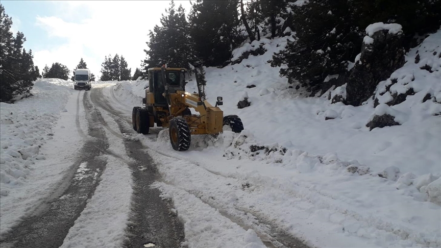 Antalya'da belediye ekipleri youn kar mesaisi yapyor