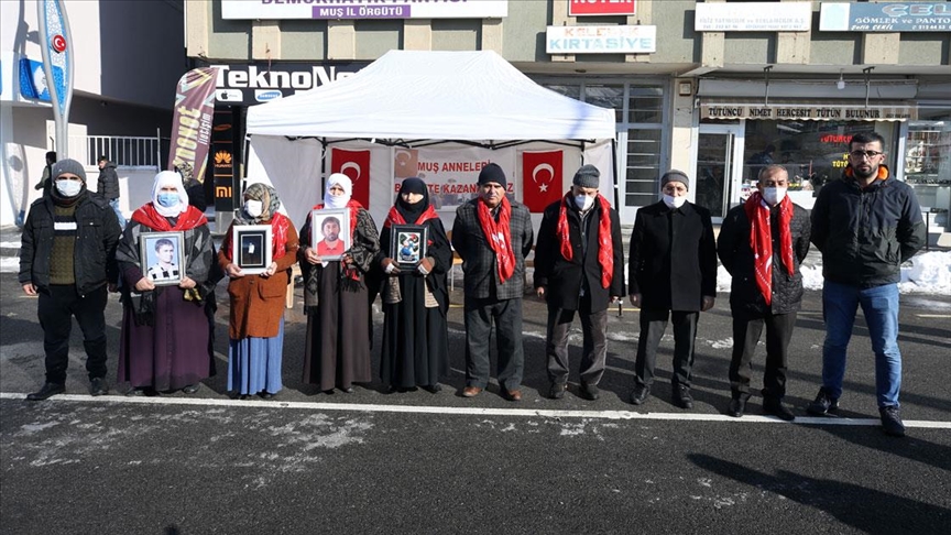 Mu'ta ocuklar PKK'l terristlerce karlan aileler HDP nndeki eylemini srdrd