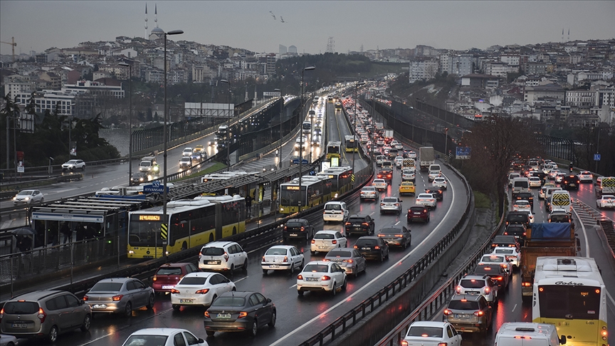 stanbul'un baz blgelerinde trafik younluu yaanyor