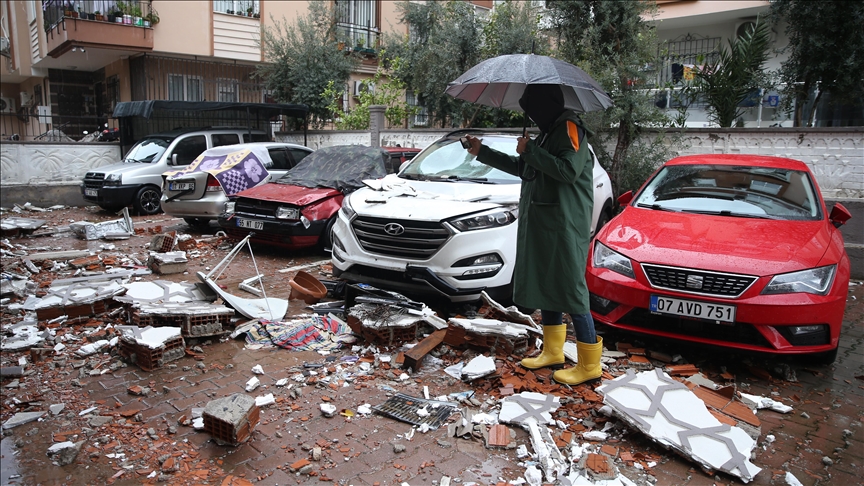 Krmz kodla uyar yaplan Antalya'da kuvvetli rzgar ve saanak etkili oluyor