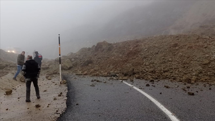 Saanan ardndan ken istinat duvar nedeniyle Demirky-Krklareli yolu trafie kapatld