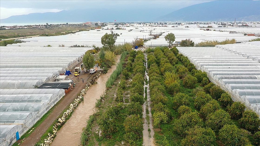 Krmz kodla ar ya uyars yaplan Antalya'da hasar tespit almalarna baland