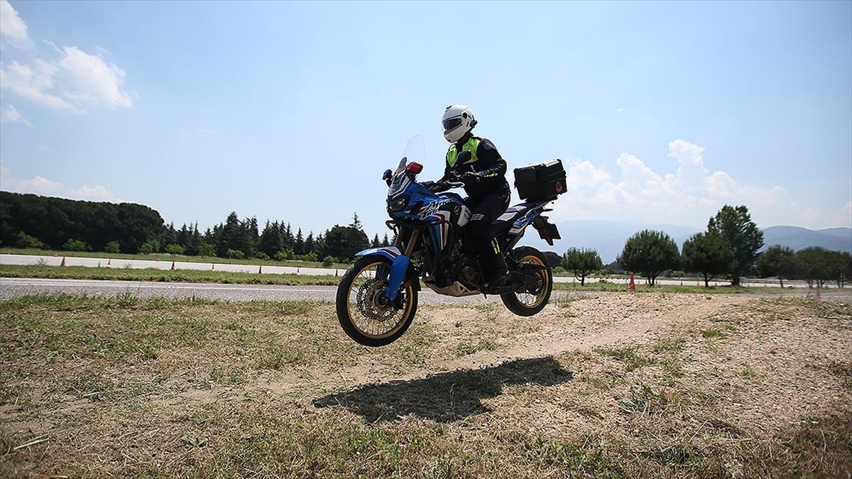  Jandarmann motosikletli trafik ve asayi timleri Bursa'da yetiiyor