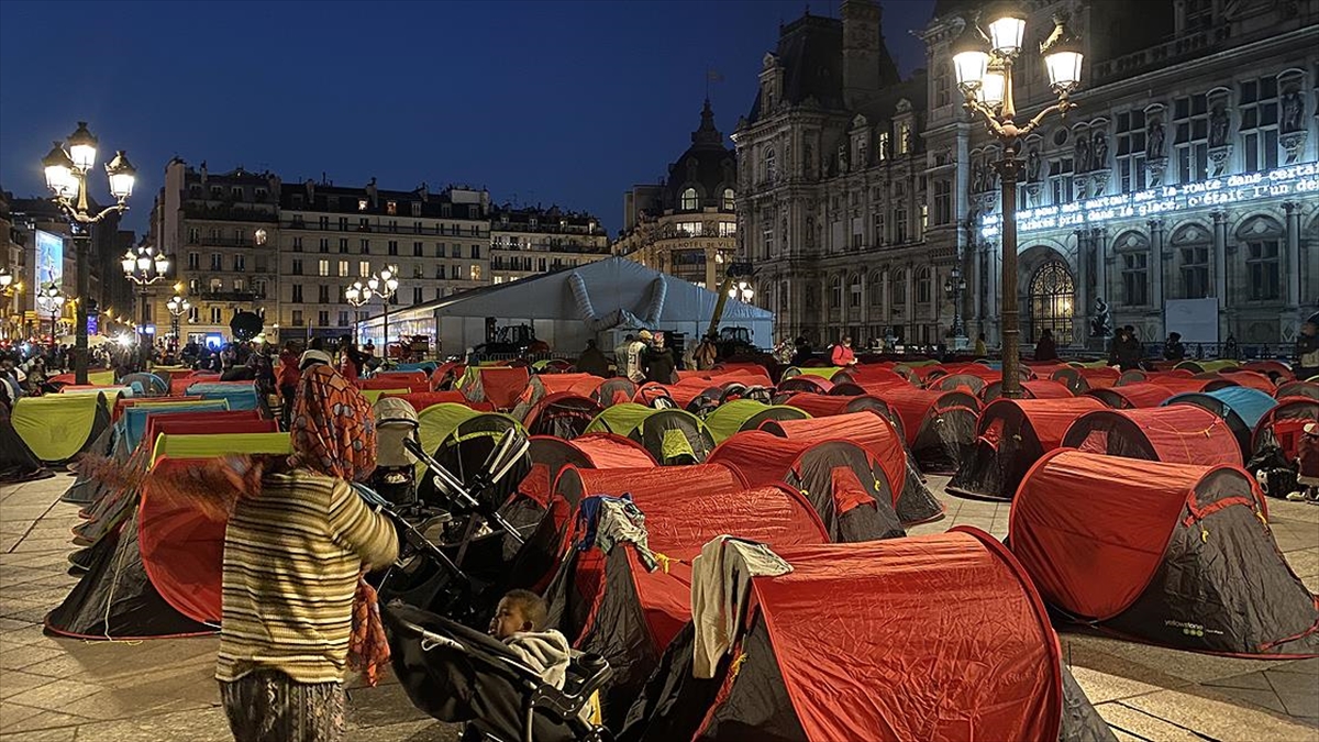 Paris'te refakatsiz ocuklar ve dzensiz gmenler 'acil barnma' talebiyle kamp kurdu