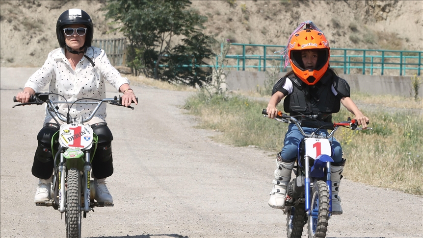 Ralli ampiyonu 72 yandaki 'sper babaanne', yeni yana 9 yandaki torunuyla yararak girdi