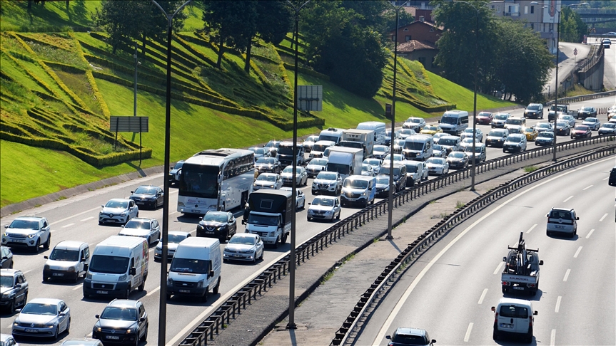 stanbul'da bayram tatilinin sona ermesiyle trafikte younluk artt