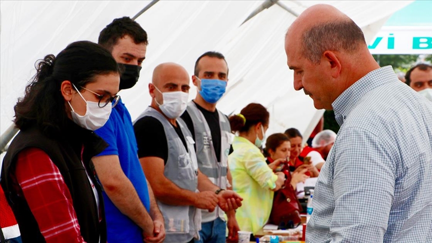 ileri Bakan Sleyman Soylu Arhavi'de i yerleri selden hasar gren esnafla bir araya geldi