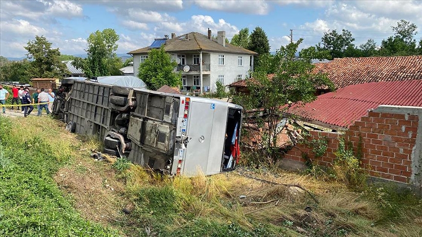 Kastamonu'da memurlar tayan otobs ile otomobil arpt: 18 yaral