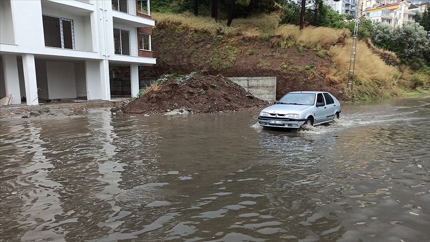 Sinop'ta saanak trafikte aksamalara neden oldu, denizde hortum olutu