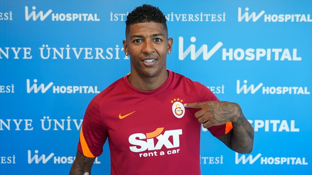 Galatasaray, Hollandal futbolcu Patrick van Aanholt ile 3 yllk szleme imzalad